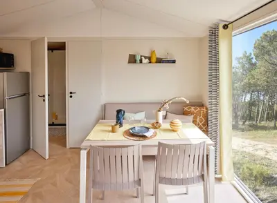 Cuisine ou kitchenette dans l'établissement Camping les Chalands Fleuris