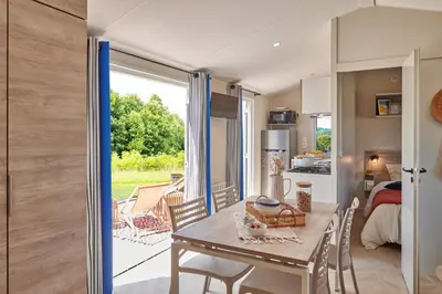 Cuisine ou kitchenette dans l'établissement Camping les Chalands Fleuris
