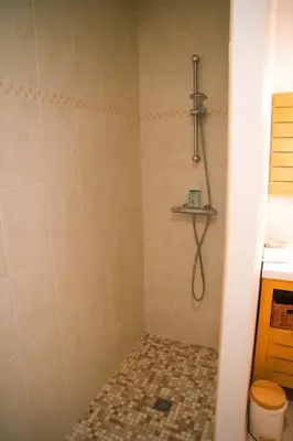 Salle de bains dans l'établissement Maison cosy 2 chambres avec piscine proche mer golf Pornic
