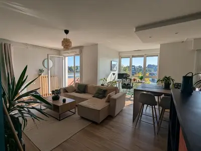 Coin salon dans l'établissement T2 avec une superbe vue sur la Loire - parking