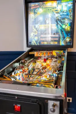 Salle de jeux dans l'établissement L'Extra-Bille - Ancien Bar avec Flipper Atypique