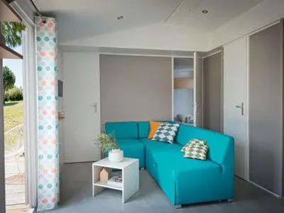 Coin salon dans l'établissement Mobil-home avec terrasse - 3 chambres, 6 personnes - API-1-52-1452