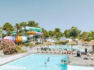Piscine de l'établissement Mobil-home 4 pers à Saint-Jean-de-Monts avec terrasse - API-1-52-1456 ou située à proximité