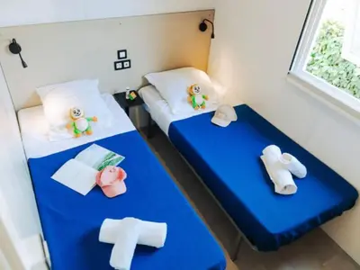 Un ou plusieurs lits dans un hébergement de l'établissement Mobil-home 34m² avec Terrasse - 2 Chambres, Capacité 4 Pers. - API-1-52-1455
