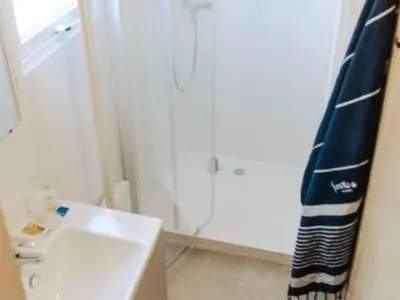 Salle de bains dans l'établissement Mobil-home 34m² avec Terrasse - 2 Chambres, Capacité 4 Pers. - API-1-52-1455