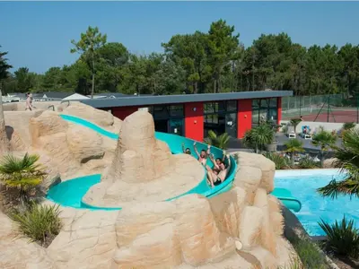 Piscine de l'établissement Mobil-home 34m² avec Terrasse - 2 Chambres, Capacité 4 Pers. - API-1-52-1455 ou située à proximité
