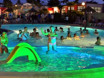 Piscine de l'établissement Mobil home confortable avec terrasse, 6 couchages - API-1-52-1462 ou située à proximité