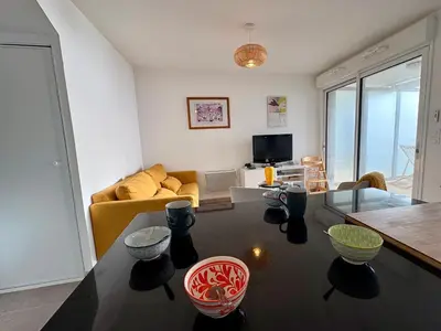 Coin salon dans l'établissement Duplex moderne 5 pers, vue océan, wifi inclus - FR-1-323-595
