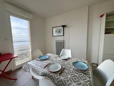 Coin salon dans l'établissement Duplex moderne 5 pers, vue océan, wifi inclus - FR-1-323-595