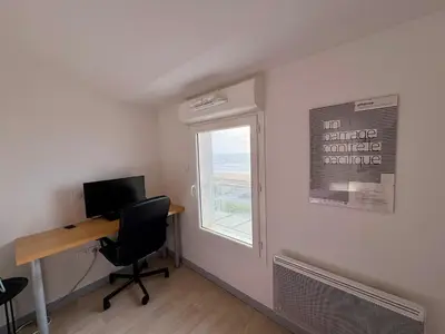 Télévision ou salle de divertissement dans l'établissement Duplex moderne 5 pers, vue océan, wifi inclus - FR-1-323-595