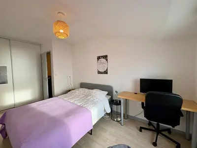 Télévision ou salle de divertissement dans l'établissement Duplex moderne 5 pers, vue océan, wifi inclus - FR-1-323-595