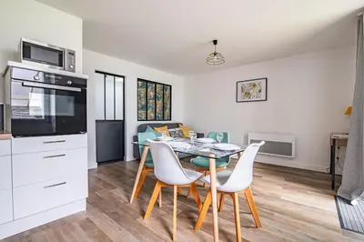 Cuisine ou kitchenette dans l'établissement La Tisserande, pratique et proche du PuyduFou