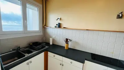 Cuisine ou kitchenette dans l'établissement Océan immersif, appartement du front de mer