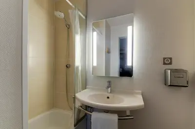 Salle de bains dans l'établissement B&B HOTEL Nantes Parc Expos La Beaujoire
