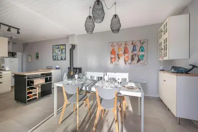 Cuisine ou kitchenette dans l'établissement Maison à 100m de la mer - jardin pour 4