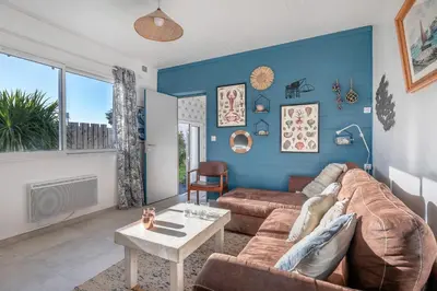 Coin salon dans l'établissement Maison à 100m de la mer - jardin pour 4