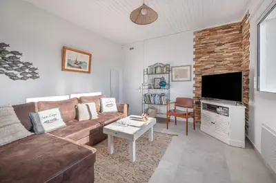 Télévision ou salle de divertissement dans l'établissement Maison à 100m de la mer - jardin pour 4