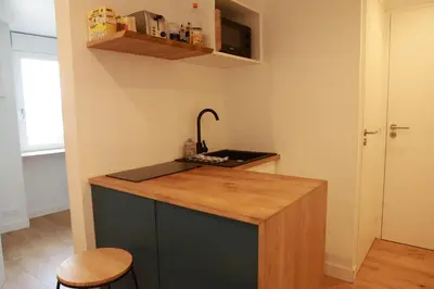 Cuisine ou kitchenette dans l'établissement Charmant T2 centre ville & marché Talensac