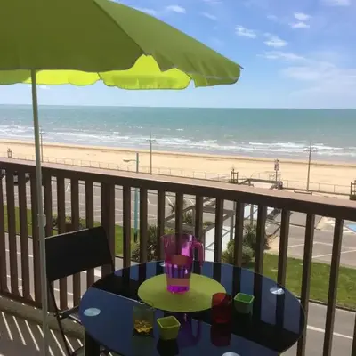 Apartment APPARTEMENT GRAND BALCON FACE MER WIFI GRATUIT by Interhome