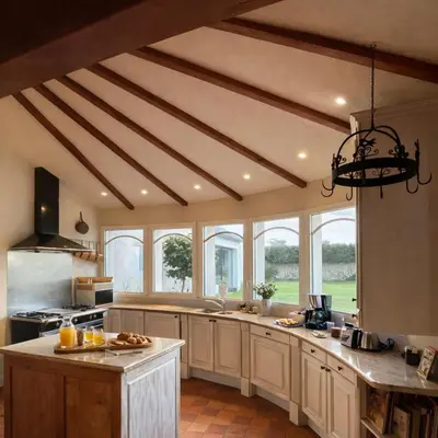 Cuisine ou kitchenette dans l'établissement Séjour Prestige Moulin XVIe Piscine & Calme