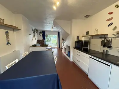 Cuisine ou kitchenette dans l'établissement Maison familiale lumineuse, près de la plage, parking inclus - FR-1-224B-251
