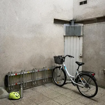 Vélo sur le terrain de l'établissement Instant Angers Hyper Centre ou dans les environs