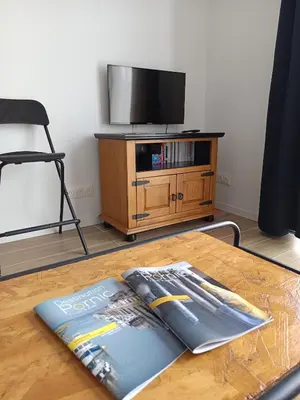 Télévision ou salle de divertissement dans l'établissement La pause Pornicaise - À deux pas du port