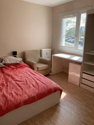 Un ou plusieurs lits dans un hébergement de l'établissement Grand appartement avec terrasse et parking