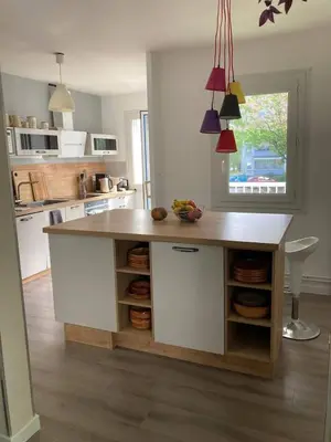 Cuisine ou kitchenette dans l'établissement Grand appartement avec terrasse et parking