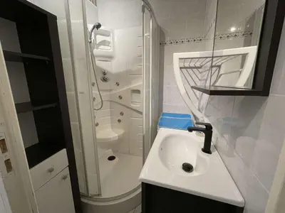 Salle de bains dans l'établissement SJ680-044 - Appart Studio - cabine 4 couchages SAINT JEAN DE MONTS
