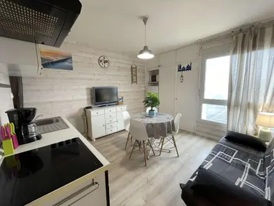Cuisine ou kitchenette dans l'établissement SJ680-044 - Appart Studio - cabine 4 couchages SAINT JEAN DE MONTS