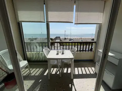 Vue générale sur la mer ou vue sur la mer prise depuis l'appartement