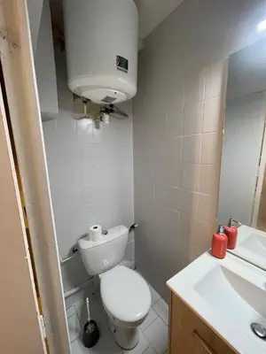 Salle de bains dans l'établissement Studio fonctionnel DOUTRE