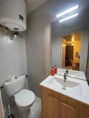 Salle de bains dans l'établissement Studio fonctionnel DOUTRE