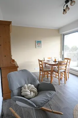 Coin salon dans l'établissement Appartement avec terrasse vue mer à Pornic