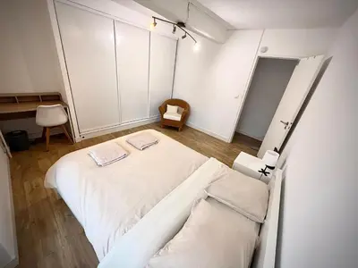 Un ou plusieurs lits dans un hébergement de l'établissement Large Elegant Duplex - 5 BR - City Center - AC