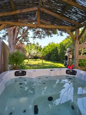 Jardin de l'établissement Villa 11 pers 4CH - Jacuzzi - Le Cormier