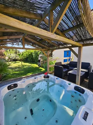 Piscine de l'établissement Villa 11 pers 4CH - Jacuzzi - Le Cormier ou située à proximité