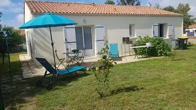 Jardin de l'établissement Maison accueillante à Saint-Hilaire-de-Chaléons avec jardin