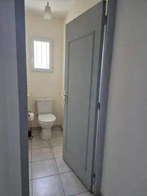 Salle de bains dans l'établissement Maison accueillante à Saint-Hilaire-de-Chaléons avec jardin