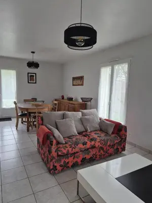 Coin salon dans l'établissement Maison accueillante à Saint-Hilaire-de-Chaléons avec jardin