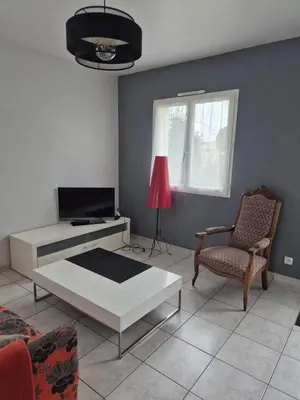 Télévision ou salle de divertissement dans l'établissement Maison accueillante à Saint-Hilaire-de-Chaléons avec jardin