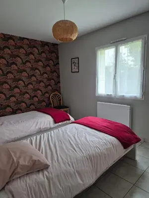 Un ou plusieurs lits dans un hébergement de l'établissement Maison accueillante à Saint-Hilaire-de-Chaléons avec jardin