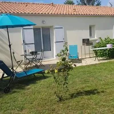 Maison accueillante à Saint-Hilaire-de-Chaléons avec jardin