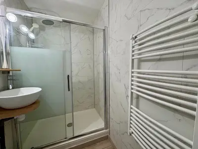 Salle de bains dans l'établissement Appartement rénové face mer avec parking - 6 pers - FR-1-323-597