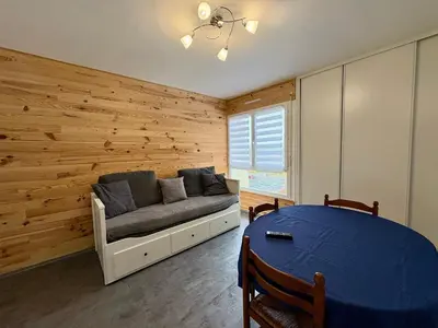 Coin salon dans l'établissement Appartement rénové face mer avec parking - 6 pers - FR-1-323-597