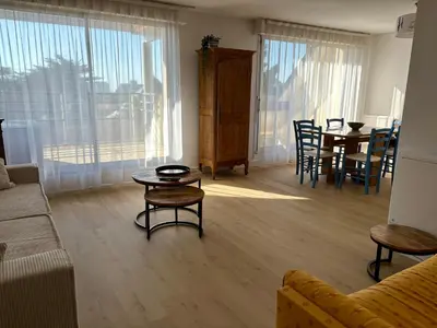 Coin salon dans l'établissement Bel appartement avec terrasse à deux pas de la mer