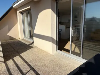 Balcon ou terrasse dans l'établissement Bel appartement avec terrasse à deux pas de la mer
