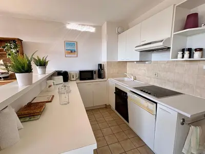 Cuisine ou kitchenette dans l'établissement Bel appartement avec terrasse à deux pas de la mer