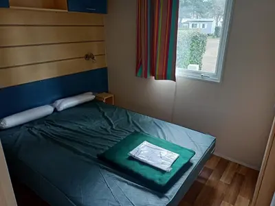 Un ou plusieurs lits dans un hébergement de l'établissement Mobil home confort 3 chambres pour 6 personnes - Idéal séjour Puy duFou F007